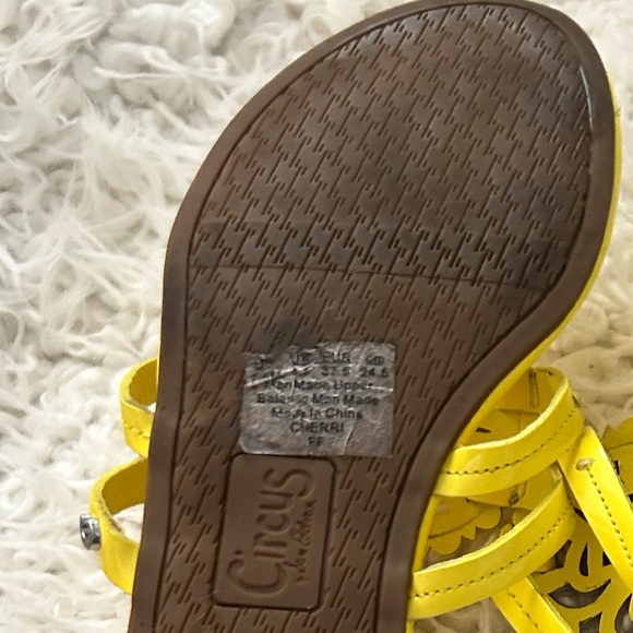 $19 clearance Sam Edelman Circus Yellow Canyon Medallion Sandals 7.5 flaw S16 - Picture 9 of 11